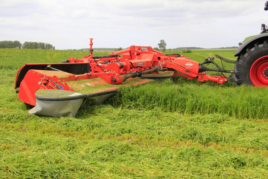 Kosiarka z kondycjonerem FC 13460 RA, firma Kuhn, pokaz koszenia,