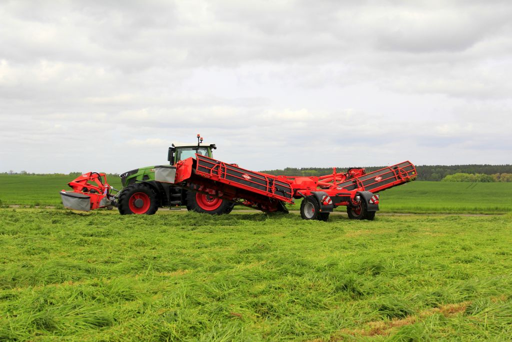 Kosiarka z kondycjonerem FC 13460 RA, firma Kuhn, pokaz koszenia,