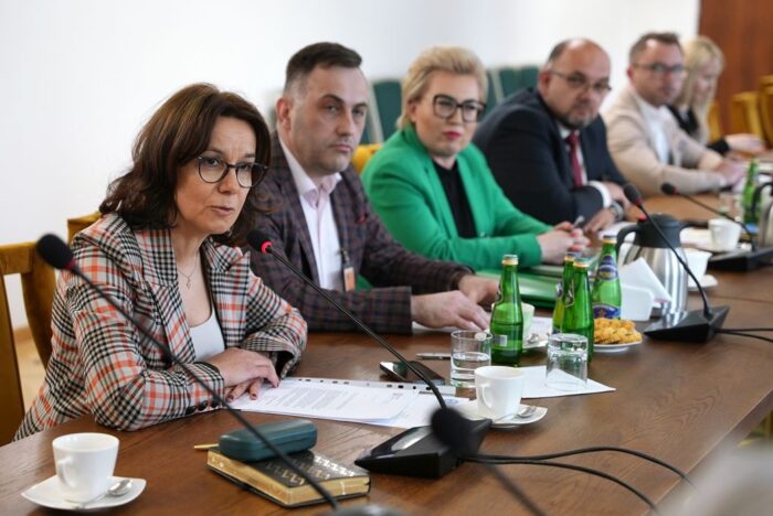 Robert Telus, minister rolnictwa, mleko, produkcja mleka, mleczarze, sektor mleczarski, cena mleka, cena gazu, gaz