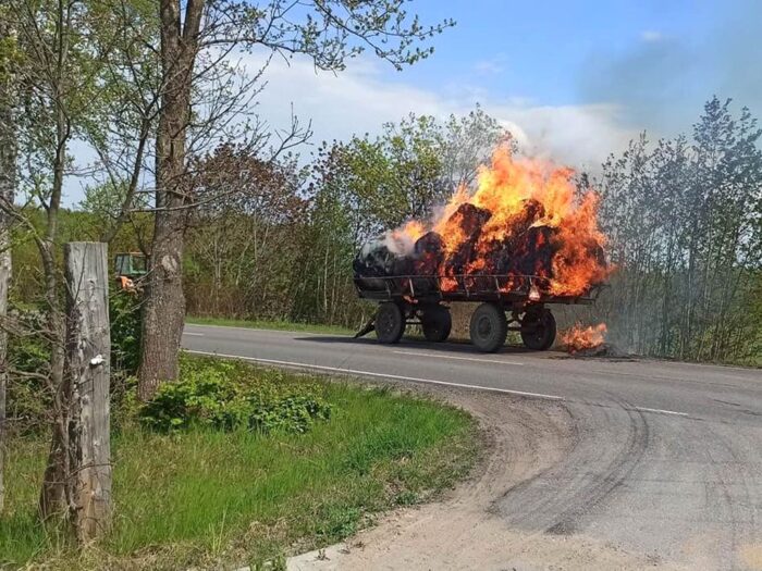 kp psp mogilno, pożar, słoma, przyczepa, gospodarstwo
