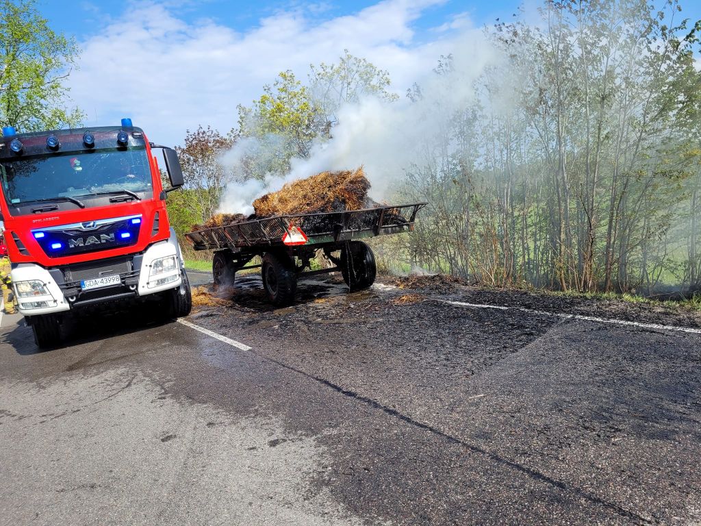 kp psp mogilno, pożar, słoma, przyczepa, gospodarstwo