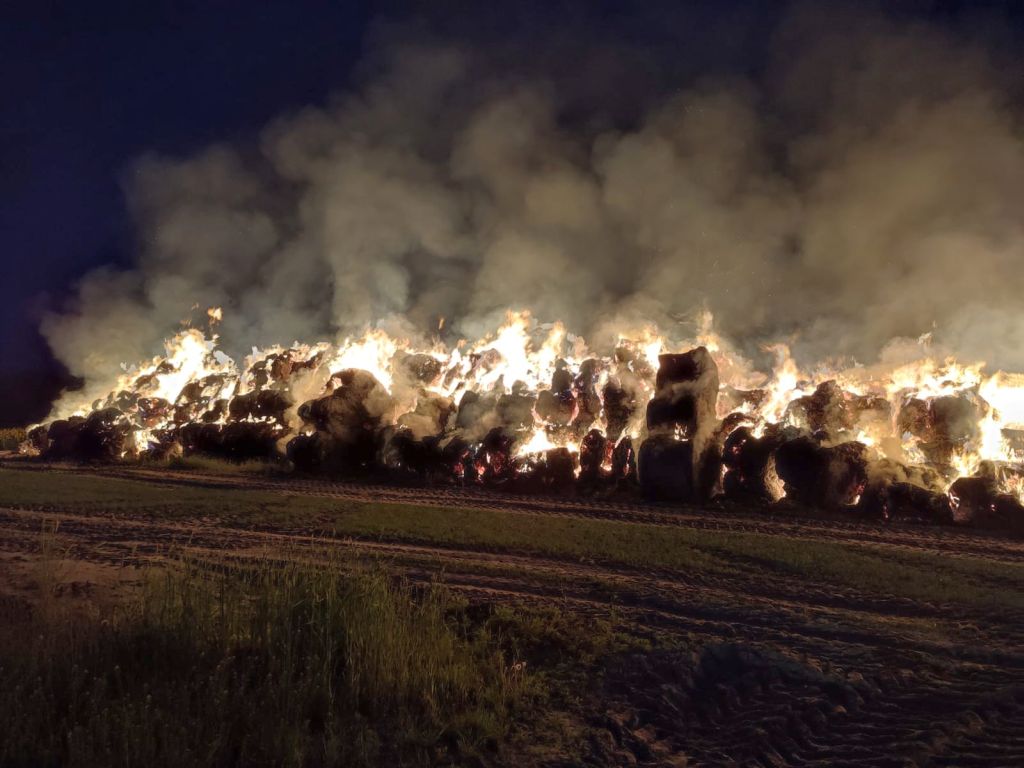 kp psp mogilno, pożar, słoma, przyczepa, gospodarstwo
