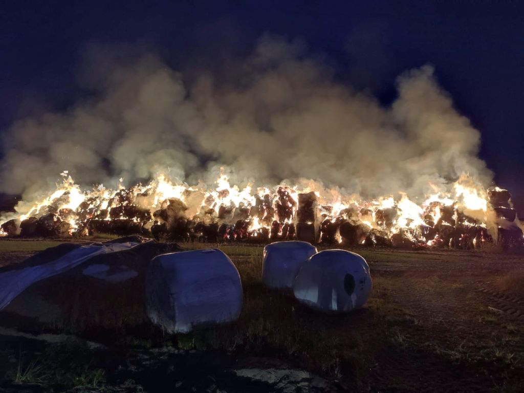 kp psp mogilno, pożar, słoma, przyczepa, gospodarstwo