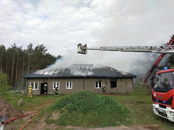 pożar, stolarnia, psp nowy dwór mazowiecki, spalony ciągnik