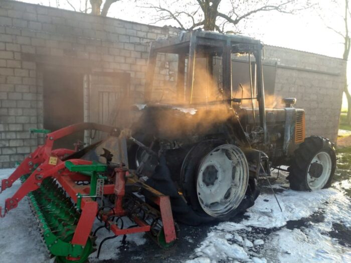 kp psp wągrowiec, pożar, ciągnik, pożar w gospodarstwie