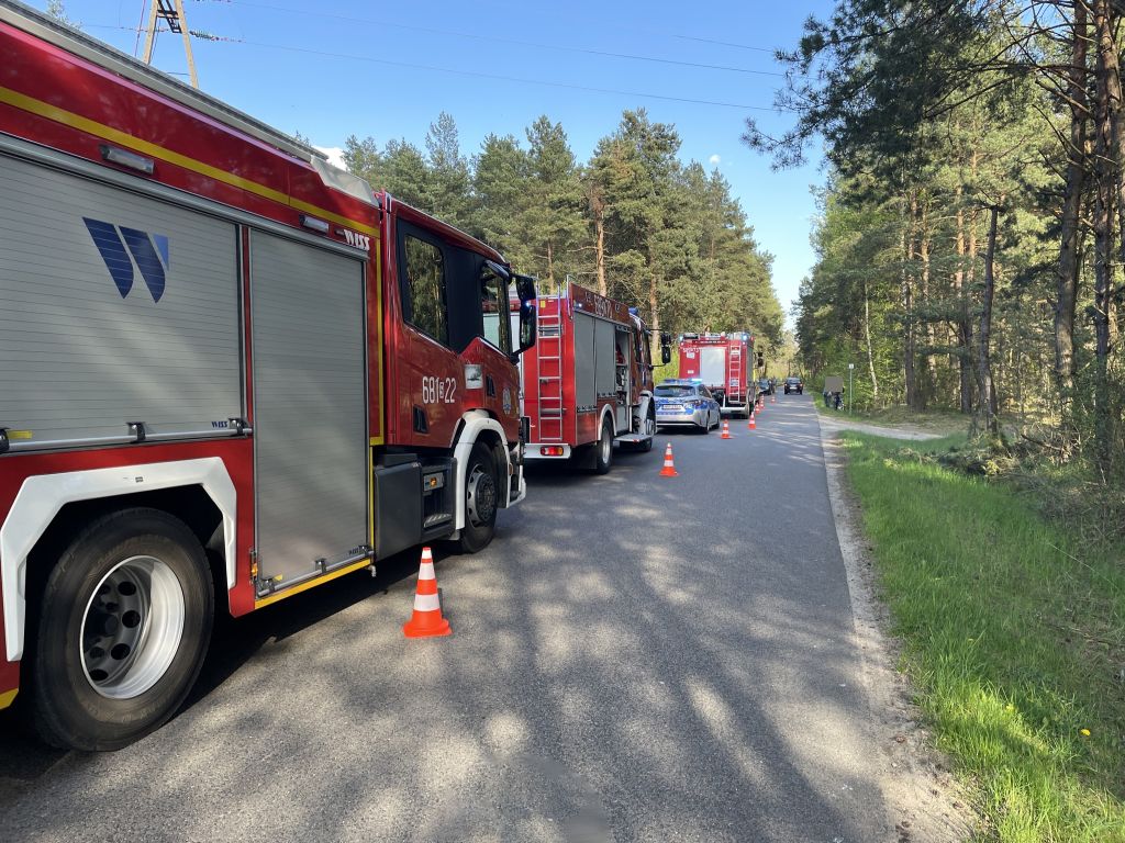 wpadek w lesie, ciągnik, przygnieciony przez ciągnik, wywrócony ciągnik, prace leśne