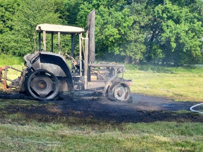 osp szreńsk, psp mława, pożar ciągnika, sianokosy