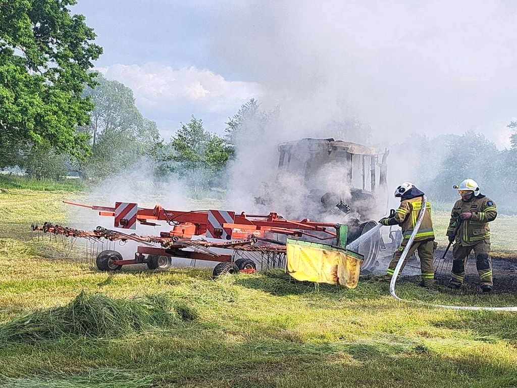 osp szreńsk, psp mława, pożar ciągnika, sianokosy