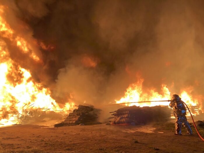 kp psp góra, pożar, gospodarstwo, agrowłóknina, poparzony strażak, podpalenie