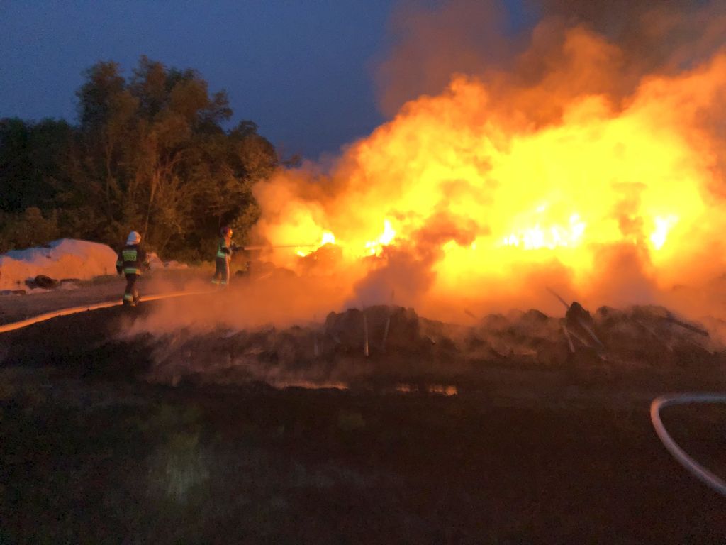 kp psp góra, pożar, gospodarstwo, agrowłóknina, poparzony strażak, podpalenie