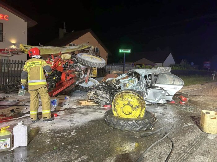 wypadek, zderzenie, samochód osobowy, ciągnik, opryskiwacz