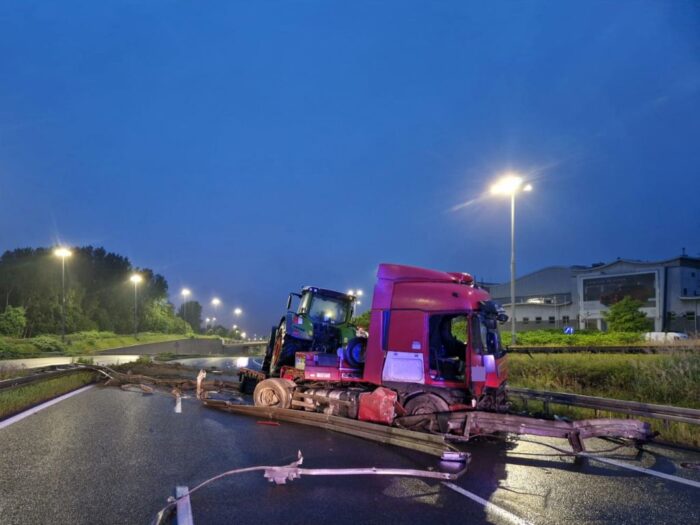km psp katowice, autostrada, wypadek, transport ciągnika