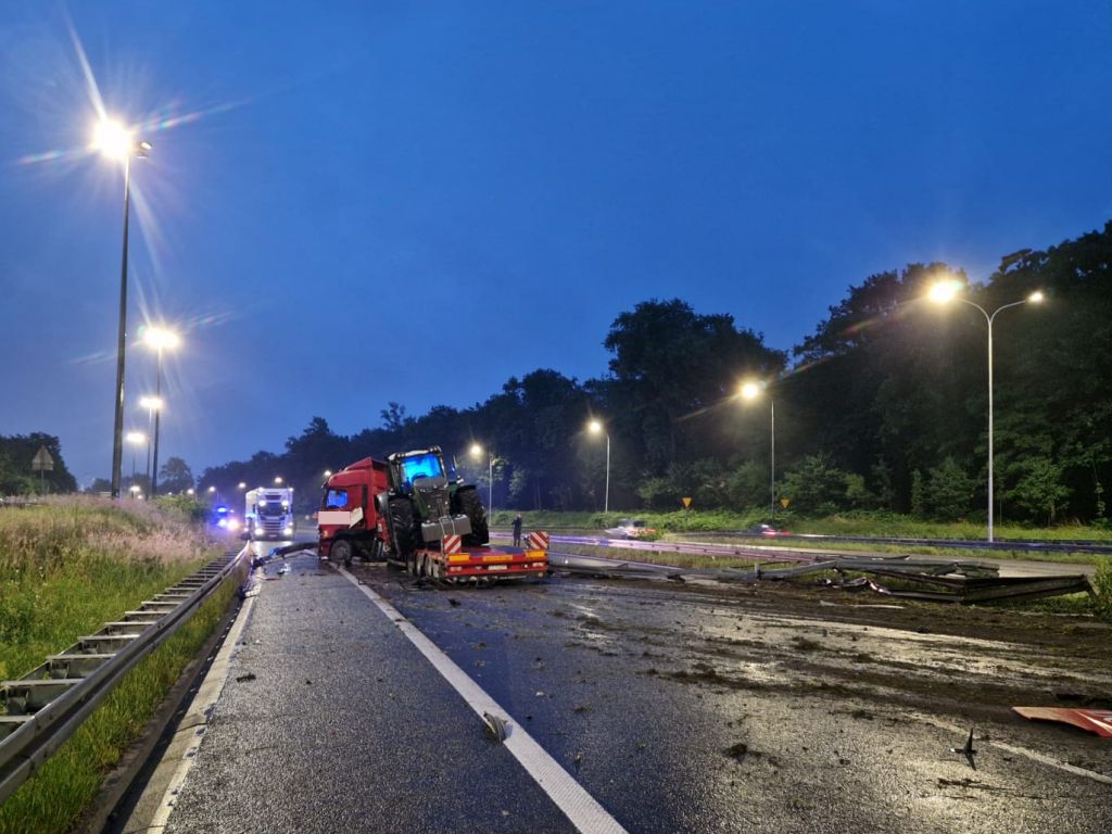 km psp katowice, autostrada, wypadek, transport ciągnika