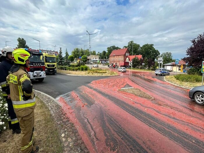 czaplinek, psp drawsko, uszkodzona naczepa, odpady poprodukcyjne, przetwórstwo, truskawki, pomidory