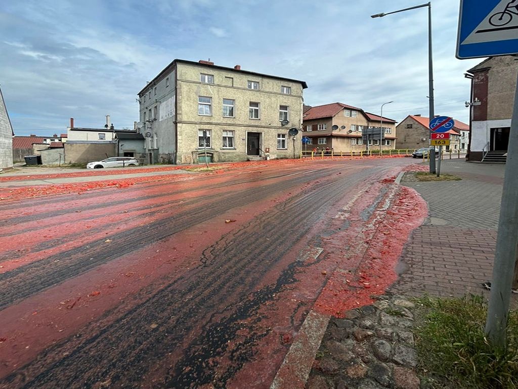 czaplinek, psp drawsko, uszkodzona naczepa, odpady poprodukcyjne, przetwórstwo, truskawki, pomidory