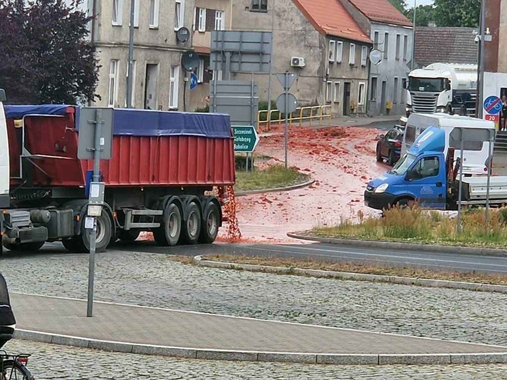 czaplinek, psp drawsko, uszkodzona naczepa, odpady poprodukcyjne, przetwórstwo, truskawki, pomidory