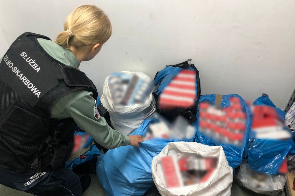 kas, służba celno-skarbowa, tytoń, nielegalny, papierosy, kontrabanda, obora