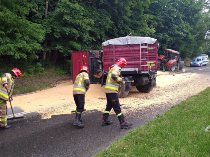 kpp łańcut, kp psp łańcut, kolizja, wywrócona przyczepa, transport, kukurydza