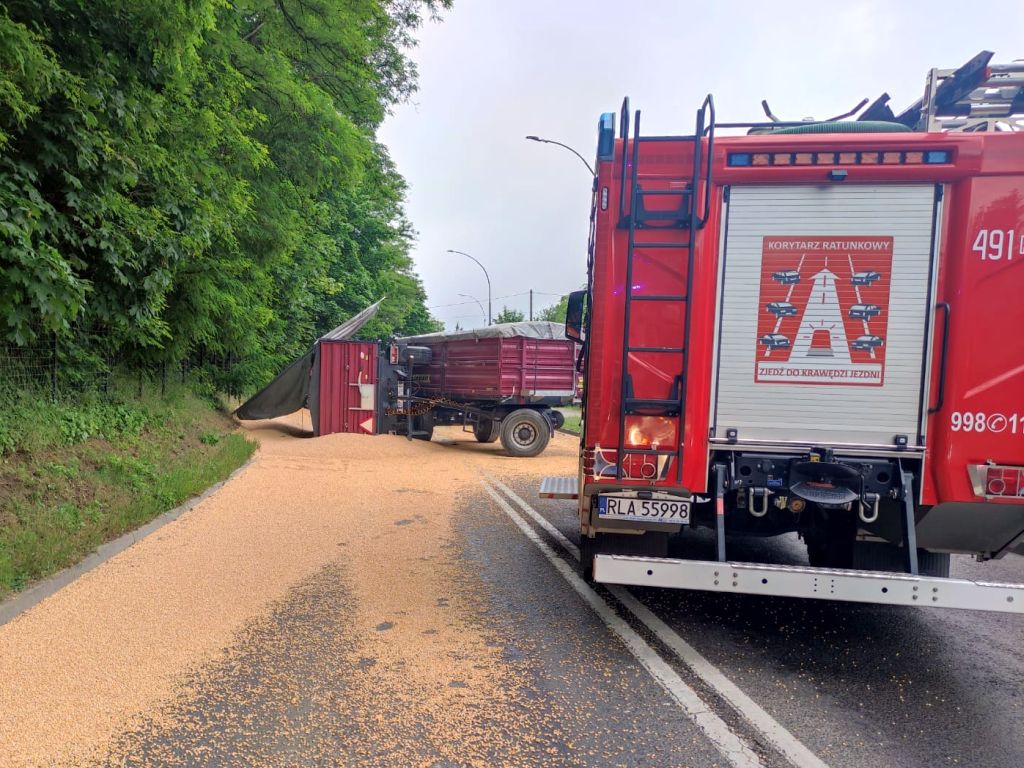 kpp łańcut, kp psp łańcut, kolizja, wywrócona przyczepa, transport, kukurydza