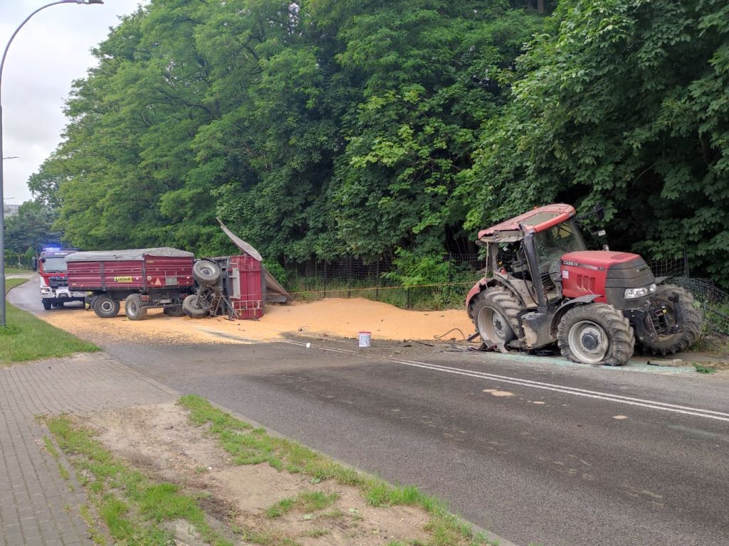 kpp łańcut, kp psp łańcut, kolizja, wywrócona przyczepa, transport, kukurydza