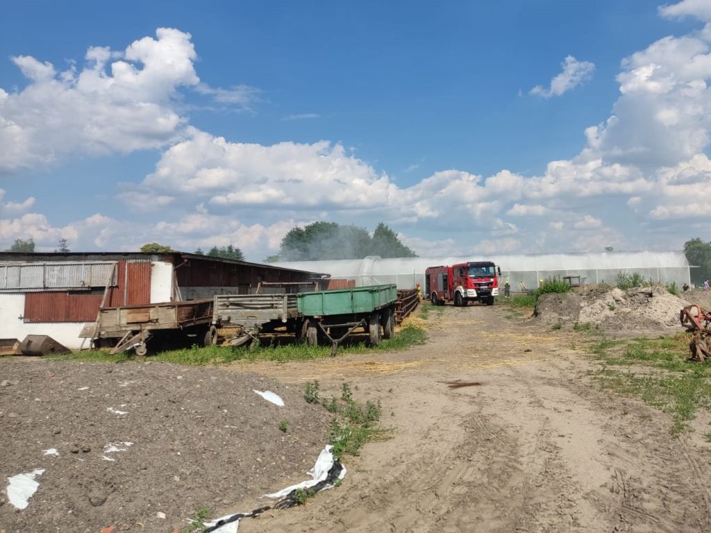 km psp kalisz, pożar, gospodarstwo, słoma, sprzęt rolniczy, tunele foliowe