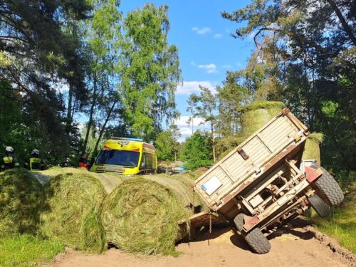 kpp kartuzy, wypadek, prace polowe, sianokosy, transport siana