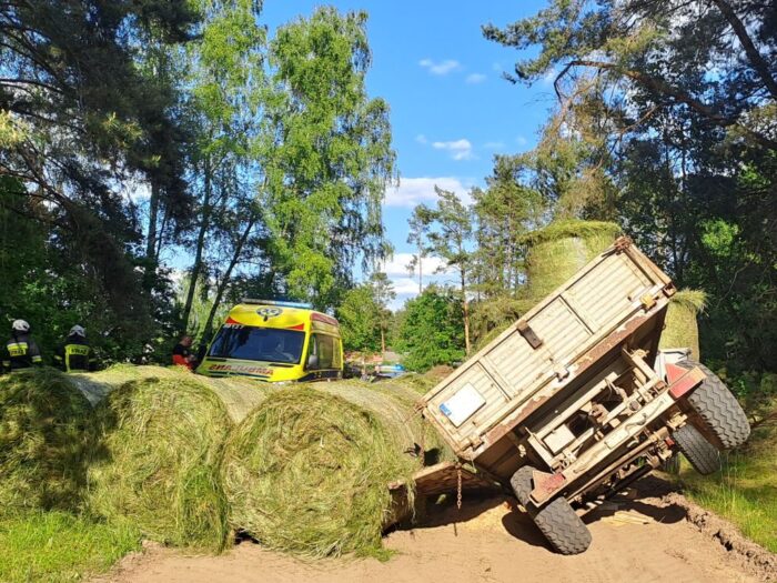 kpp kartuzy, wypadek, prace polowe, sianokosy, transport siana