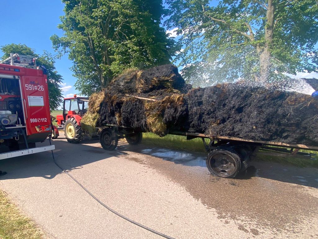 kp psp przasnysz, pożar, przyczepa, siano, transport