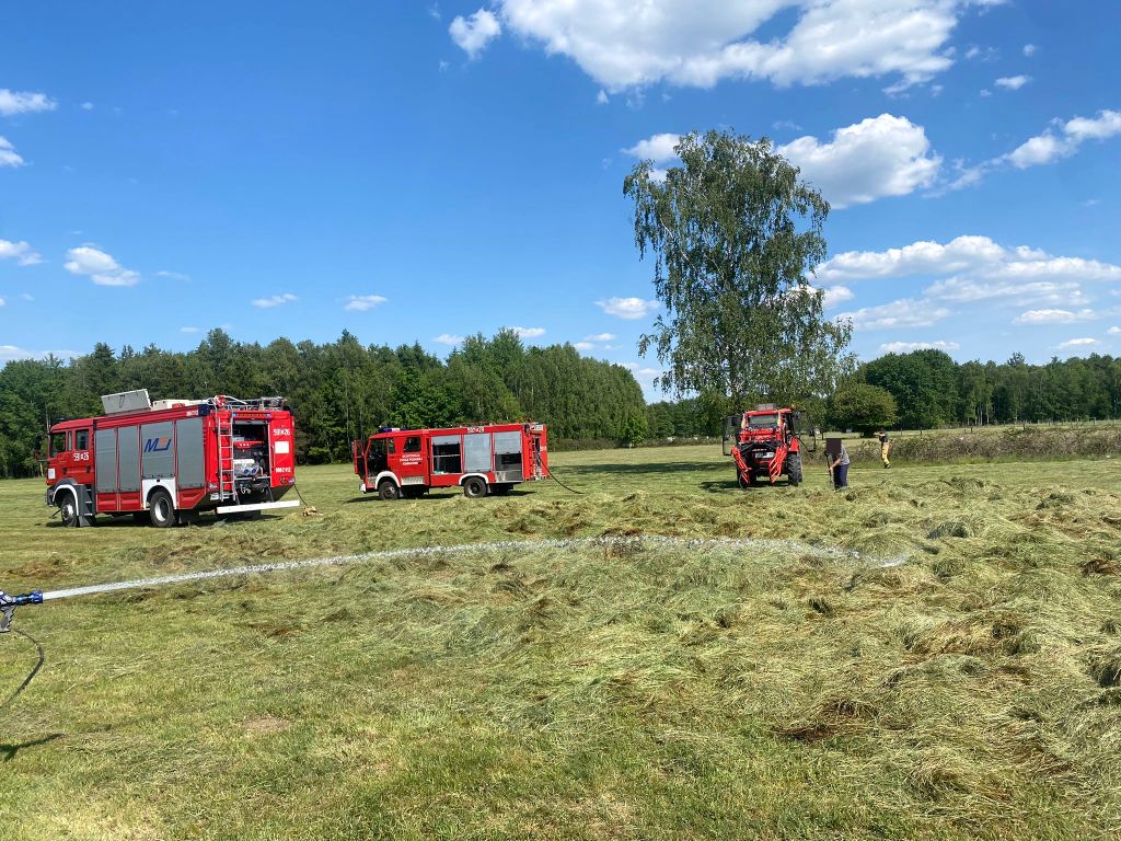 kp psp przasnysz, pożar, przyczepa, siano, transport