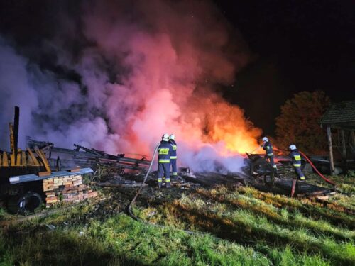 km psp kielce, pożar, stodoła, zawalenie budynku, pogorzelisko