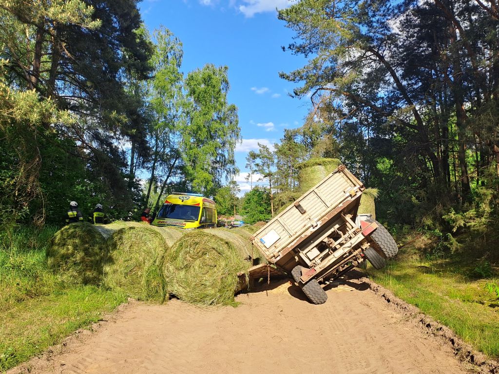 kp psp kolno, wypadek, przyczepa, wymiana koła, bela, siano