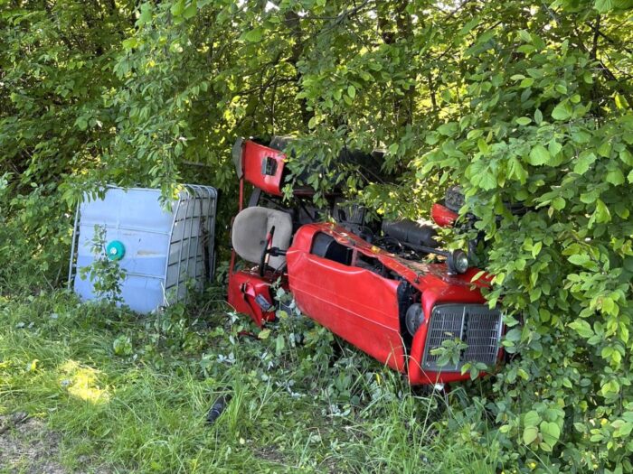 kpp nowy sącz, wypadek traktorzysty, wywrócony ciągnik, ranny traktorzysta