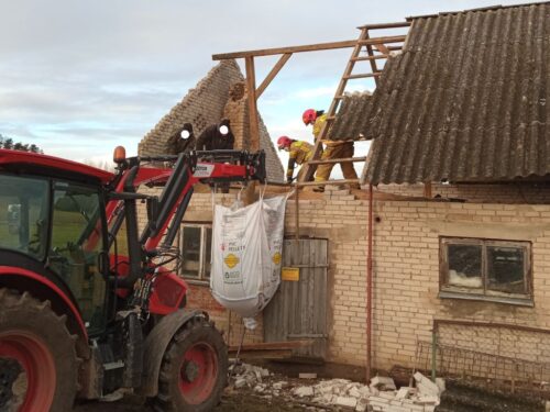 małopolska, zawalony budynek, budynek inwentarski, śmierć rolnika