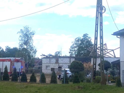 kp psp przasnysz, zerwany dach, obora, szkody, wiatr, wichura