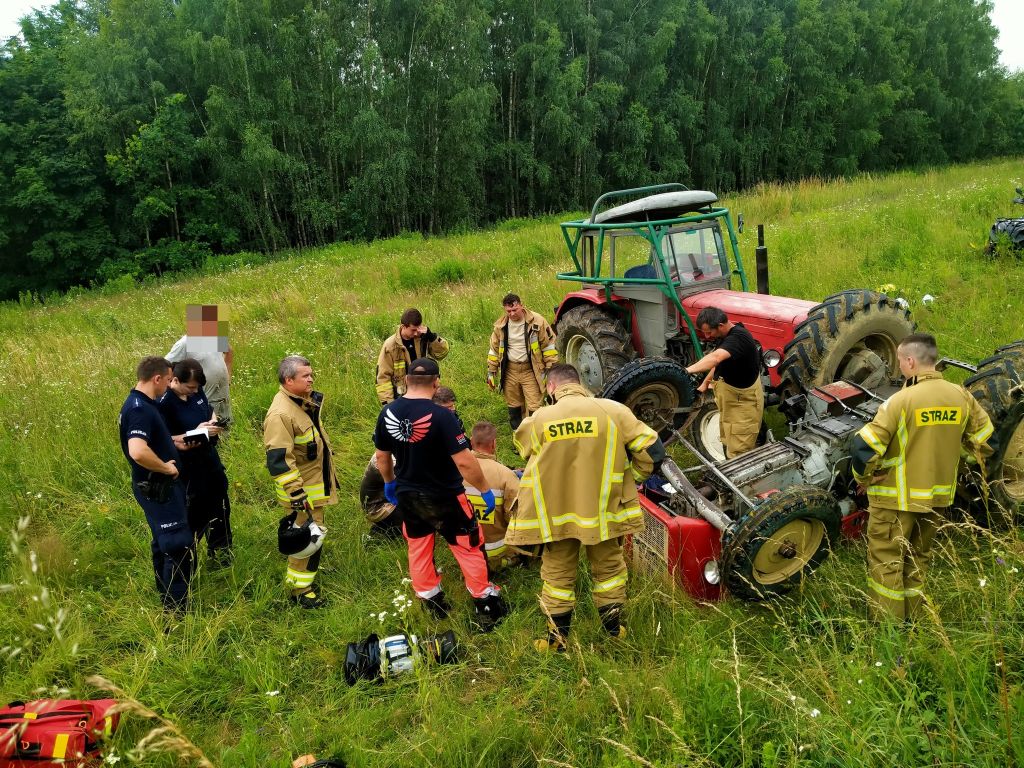 wspr przemyśl, wywrócony ciągnik, ranny traktorzysta, sianokosy, koszenie trawy