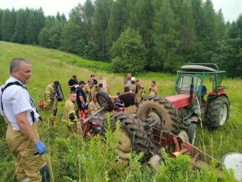wspr przemyśl, wywrócony ciągnik, ranny traktorzysta, sianokosy, koszenie trawy