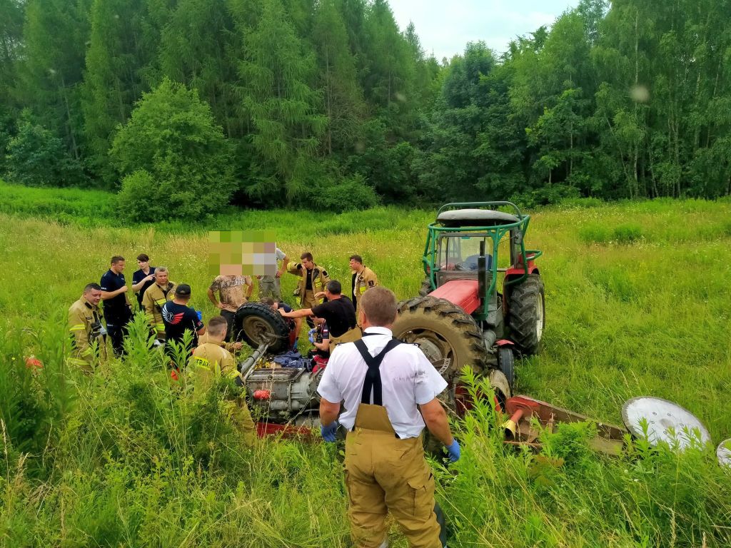 wspr przemyśl, wywrócony ciągnik, ranny traktorzysta, sianokosy, koszenie trawy