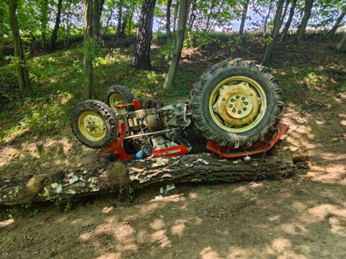 kmp tarnów, wypadek, kobiety, poszkodowane, wywrócony ciągnik, prace leśne