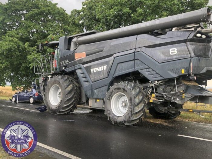 kpp oława, wypadek, zderzenie, osobówka, kombajn rolniczy