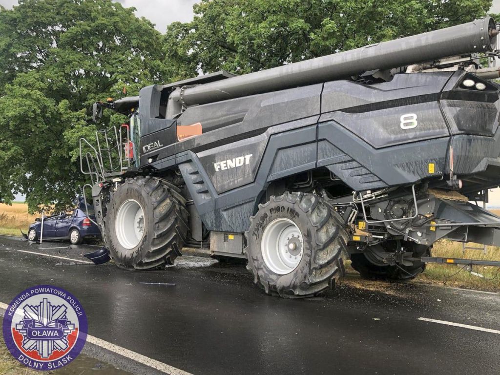 kpp oława, wypadek, zderzenie, osobówka, kombajn rolniczy