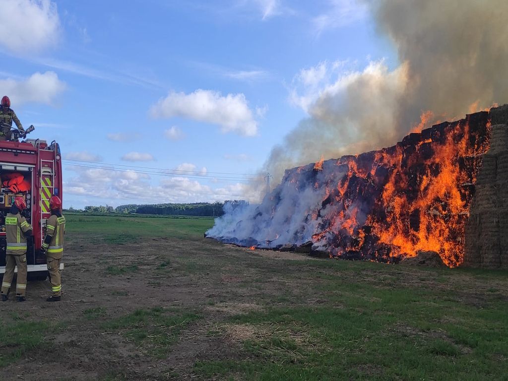 kp psp braniewo, pożar, słoma, gospodarstwo
