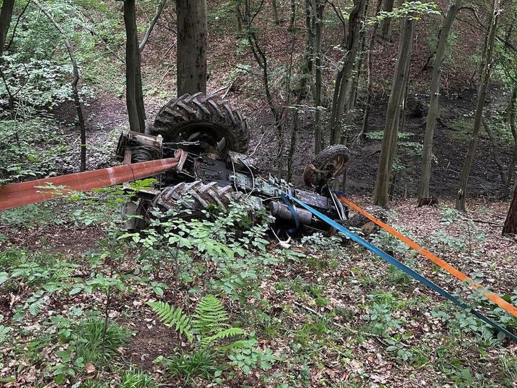 kpp brzozów, wypadek, wywrócony ciągnik, śmierć traktorzysty, prace leśne, wycinka, drzewo
