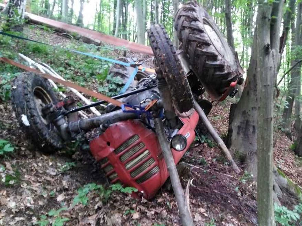 kpp brzozów, wypadek, wywrócony ciągnik, śmierć traktorzysty, prace leśne, wycinka, drzewo