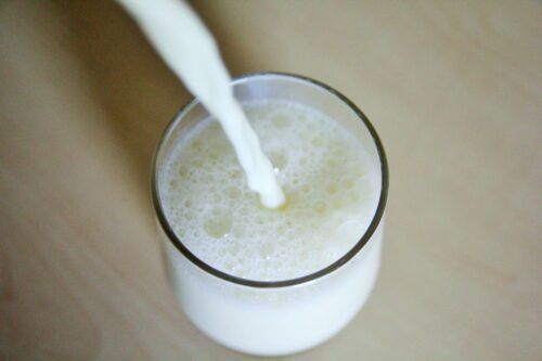 badanie mleko, skład, składniki odżywcze, napoje roślinne, mleko krowie