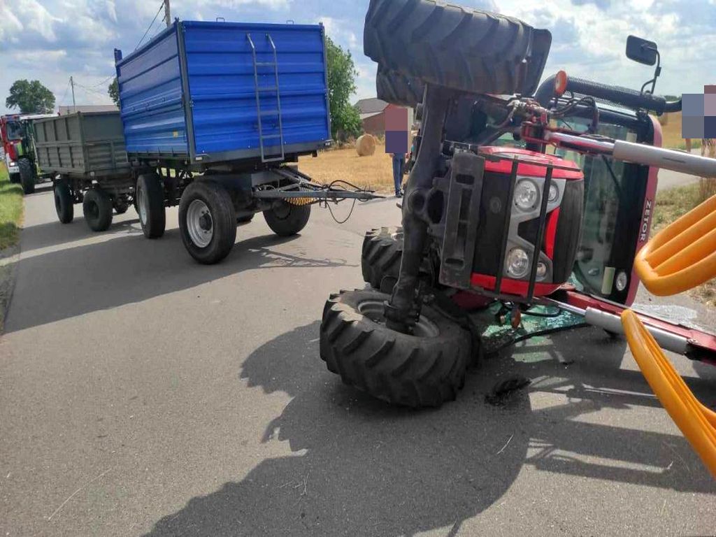 psp kalisz, wypadek, zderzenie, ciągnik, auto, wyprzedzanie, kmp kalisz