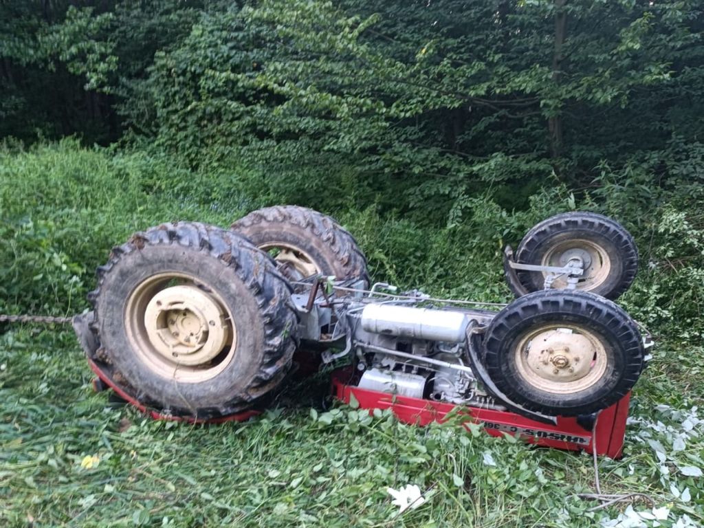 psp tarnów, wypadek, prace leśne, drewno, wywrócony ciągnik, śmierć traktorzysty