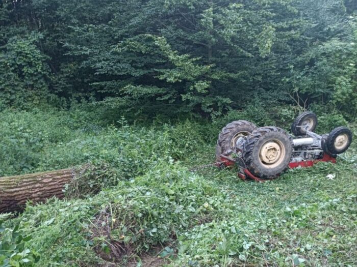 psp tarnów, wypadek, prace leśne, drewno, wywrócony ciągnik, śmierć traktorzysty