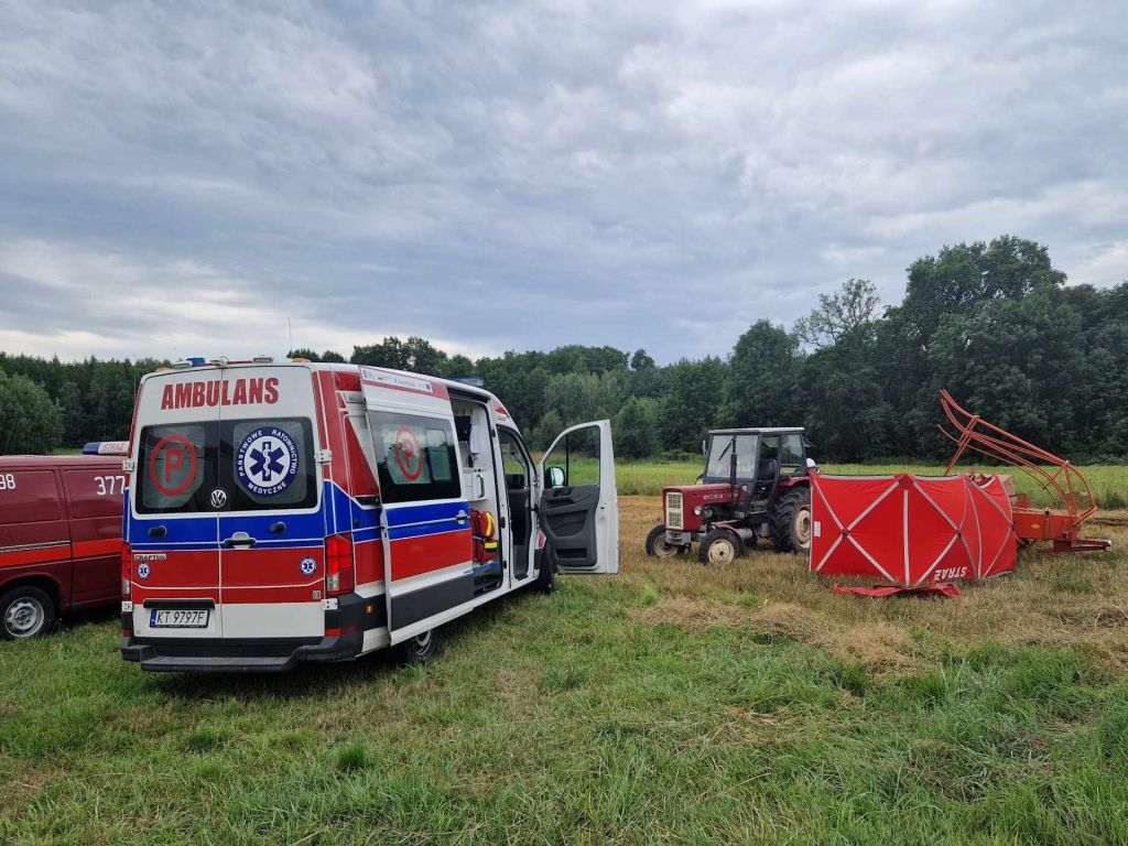 kmp tarnów, wypadek, zdarzenie, prasa, ciągnik, prasowanie, słoma