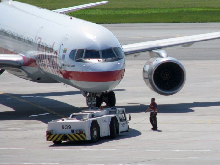 hiszpania, aktywiści, przyszłość roślinna, lotnisko, samolot