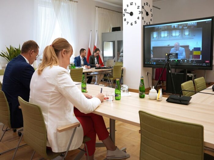 minister, telus, zakaz, import, mrożone maliny, mrożone truskawki